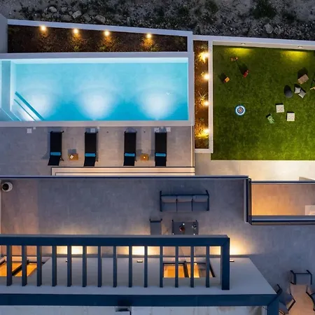 Vila Fortress, Private Pool, Game Room, Sea Views *